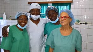 El Dr. Kitio y Ana Arbona con las enfermeras de quirófano locales