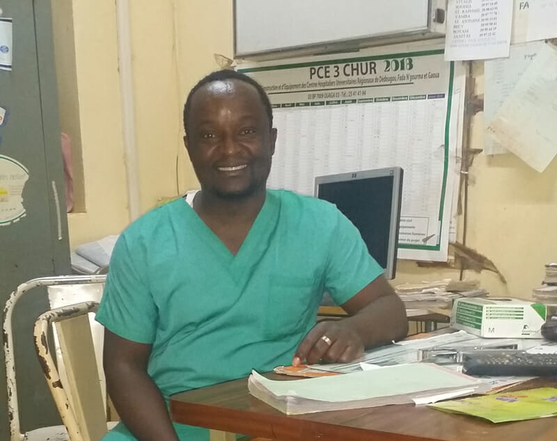 Dr. Kitio en la sala del hospital