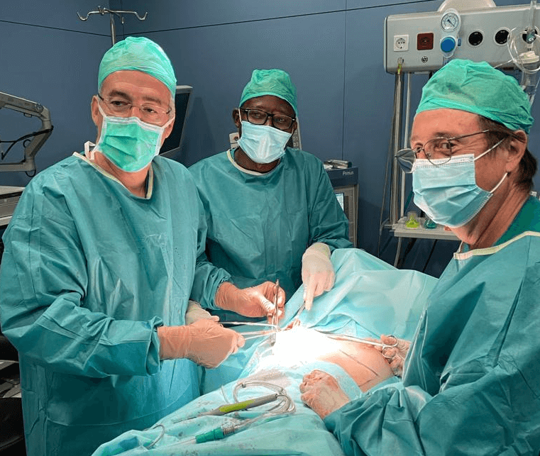 30 de julio 2021. Con el Dr. Fuster y el Dr. Bolumar en una operación de cáncer de mama