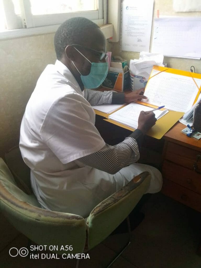 9 de junio de 2021. El Dr. Nono en el despacho de su hospital revisando documentación.