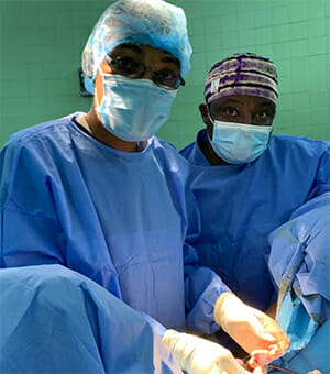 El Dr. Kitio junto al cirujano docente
