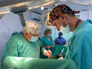 Cirugía abierta con los doctores Salinas y Giménez