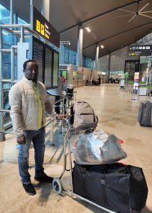 El Dr. Kitio en el aeropuerto de Manises destino Burkina Faso
