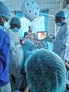 Dr. Nono en una intervención de laparoscopia en Yaundé