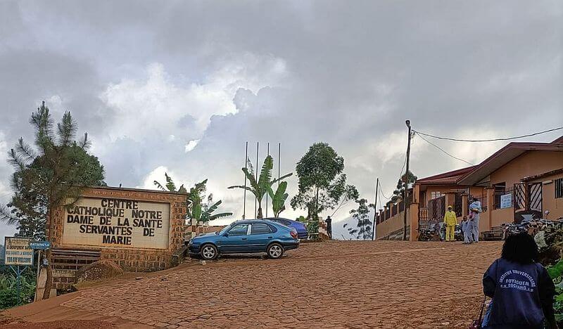 Acceso al hospital Notre Dame de la Santé, Dschang, Camerún