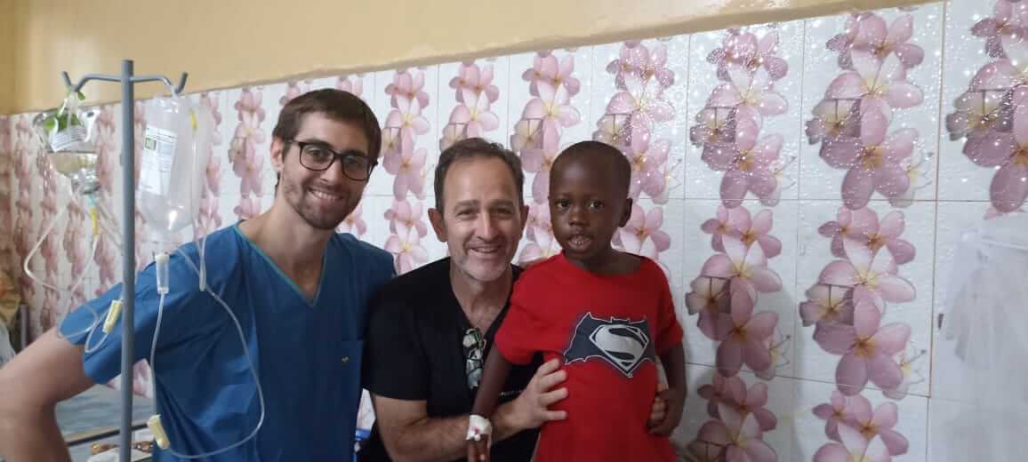 Benjamin con los doctores Mercadé y Rubio tras la operación