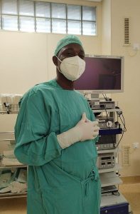 Victor Kargbo ayudando en una intervención de adenoma