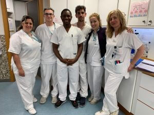 Victor Kargbo junto a parte del equipo de enfermería del IVO