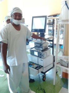 Dr. Kitio con la torre de endoscopia