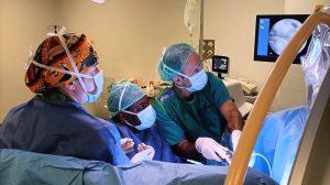 El Dr. Alain aprendiendo a colocar doble jota con el Dr. Rubio y la enfermera Piñol