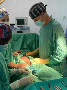 Cirugía abierta con Thomas preparando