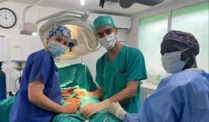 La Dra. Herraiz y el Dr. Giménez junto a Thomas en una cirugía abierta
