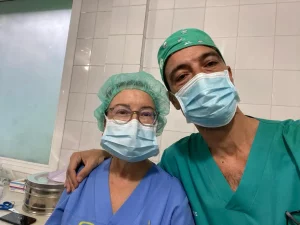 La anestesióloga María Calero con el urólogo José Miguel Giménez
