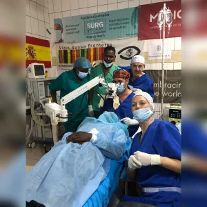Cirugías de cataratas de Visió Sense Fronteres en Yaundé. Operando