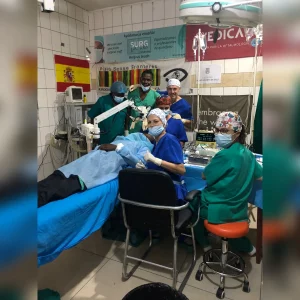 Cirugías de cataratas de Visió Sense Fronteres en Yaundé. Operando 2