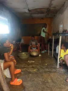 Visita al orfanato próximo durante la misión a Monrovia, la cocina