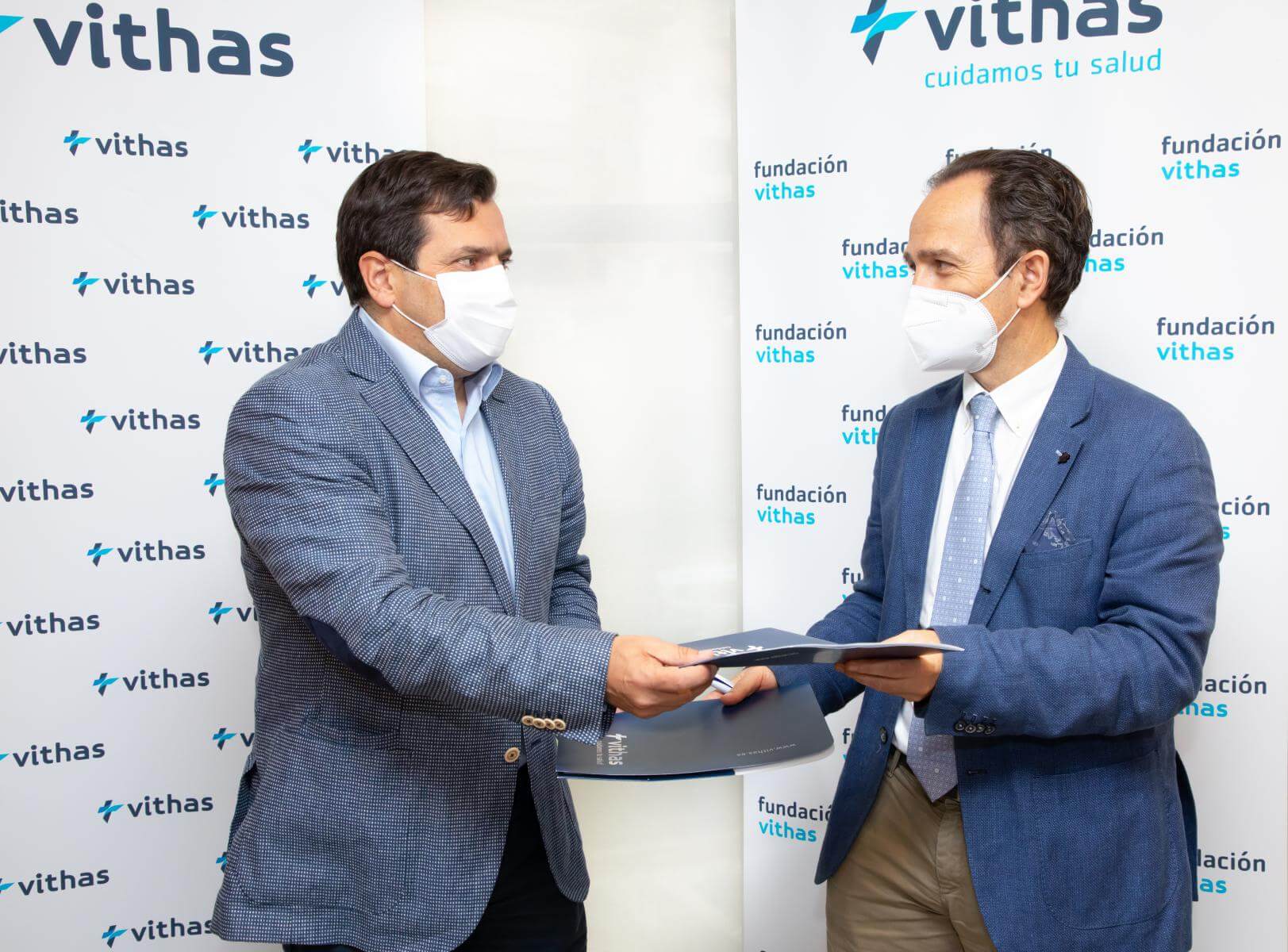 Los presidentes de Fundación Vithas y Surg For All en la firma del acuerdo