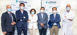 Foto de los equipos de Vithas y Surg For All tras la firma