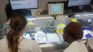 Mireille en el laboratorio de inclusión de muestras