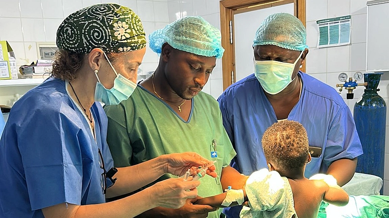 Preparación de un niño de 1 año para cirugía