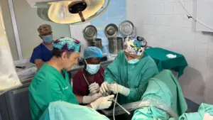 Formación en endoscopia al Dr. Augustine futuro urólogo