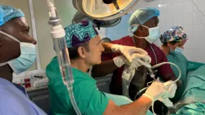Formación en endoscopia al Dr. Augustine futuro urólogo