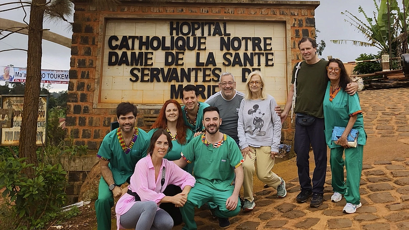 Equipo en la entrada del Hospital Notre Dame de la Santé