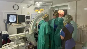 Apoyándose en el arco en c para realizar una cirugía