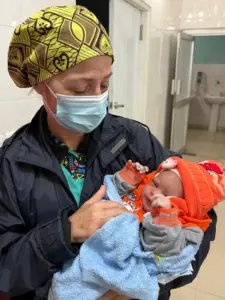 Tras la ayuda en una cesárea complicada