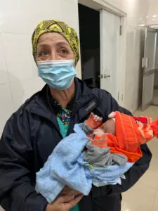 Tras la ayuda en una cesárea complicada