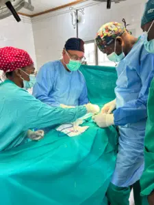 El Dr. Guillermo Pou junto al Dr. Alain y la enfermera Hilda durante una intervención laparoscópica en el Hospital Notre Dame de la Santé, ejemplo de la colaboración entre el equipo local y Surg For All.