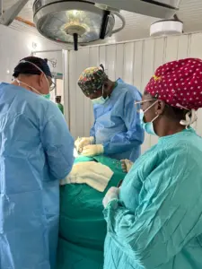 El Dr. Guillermo Pou junto al Dr. Alain y la enfermera Hilda durante una intervención laparoscópica en el Hospital Notre Dame de la Santé, ejemplo de la colaboración entre el equipo local y Surg For All.