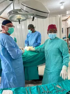El Dr. Guillermo Pou junto al Dr. Alain y la enfermera Hilda durante una intervención laparoscópica en el Hospital Notre Dame de la Santé, ejemplo de la colaboración entre el equipo local y Surg For All.