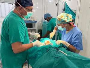La falta de medios hace que las hernias sean de gran tamaño
