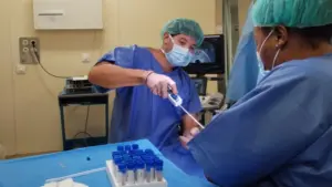Malei Korto extrayendo muestras para biopsiar