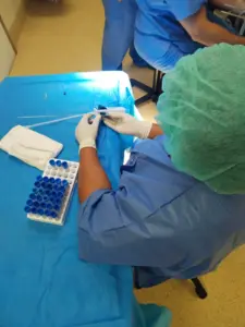 Malei Korto extrayendo muestras para biopsiar