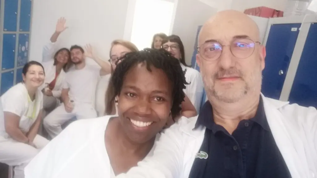 Despedida de Mireille, en la foto con el Dr. Fernández Ruíz