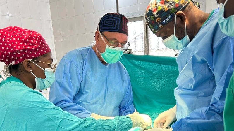 El Dr. Guillermo Pou junto al Dr. Alain y la enfermera Hilda durante una intervención laparoscópica en el Hospital Notre Dame de la Santé, ejemplo de la colaboración entre el equipo local y Surg For All.