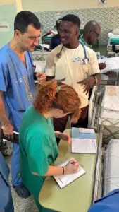 Evaluando pacientes con Augustine Conteh