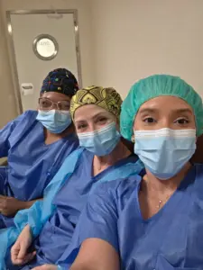 Hilda lista para entrar a quirófano junto a otras enfermeras