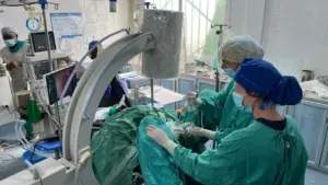 Cirugía de litiasis con ayuda de arco en c