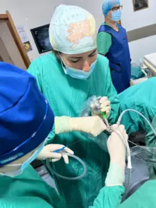 Cirugía de litiasis con ayuda de arco en c