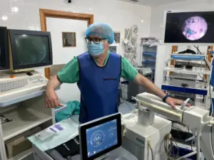 Cirugía de litiasis con ayuda de arco en c