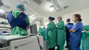 Cirugía de litiasis con ayuda de arco en c