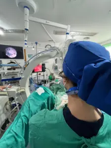 Cirugía de litiasis con ayuda de arco en c