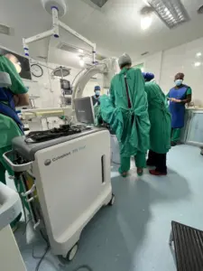 Cirugía de litiasis con ayuda de arco en c