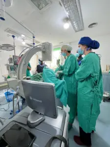 Cirugía de litiasis con ayuda de arco en c