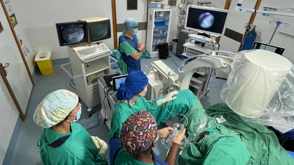 cirug&iacute;a de litiasis con apoyo del arco en c
