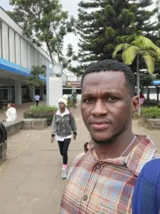 Primer día de Augustine Conteh en la Universidad de Nairobi, en el Máster en Urología