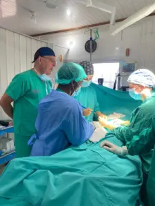 Formación en lel quirófano de Notre Dame, cirugía.